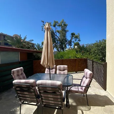 Corner Townhouse In Regina Gardens, Apartament Paphos