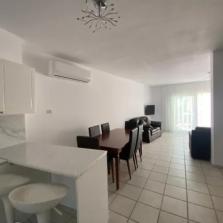 Corner Townhouse In Regina Gardens, Apartament *