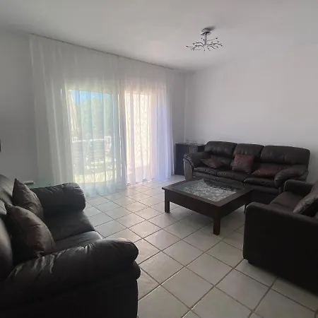 Corner Townhouse In Regina Gardens, Apartament *