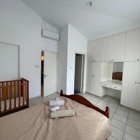 Corner Townhouse In Regina Gardens, Apartament *