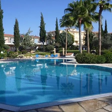 Corner Townhouse In Regina Gardens, 公寓 Paphos